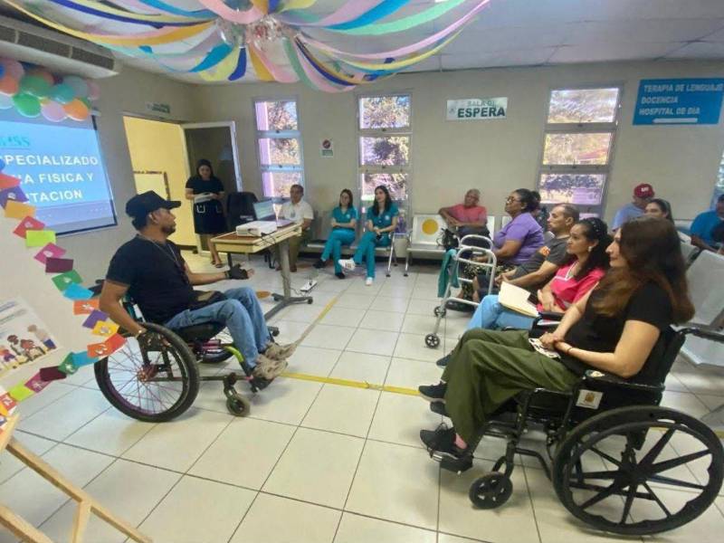 Pacientes del centro de rehabilitación escuchan el testimonio de Felipe Díaz.