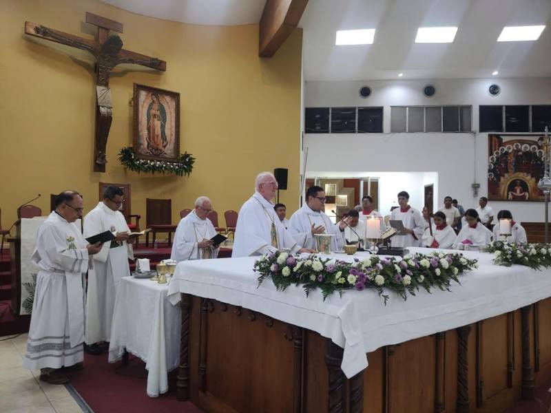 El arzobispo Miguel Lenihan ofició la misa en la parroquia como parte de las actividades dedicadas a la virgen previo a la inauguración de la galería Guadalupana.
