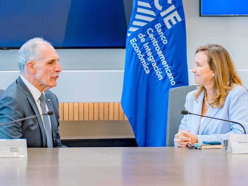 El presidente de la República, Nasry Asfura, sostiene un encuentro con la presidenta ejecutiva del BCIE, Gisela Sánchez.