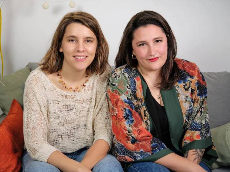 Berta Capdevila y Aina Buforn, terapeutas especializadas en acompañamiento a madrastras y familias enlazadas.