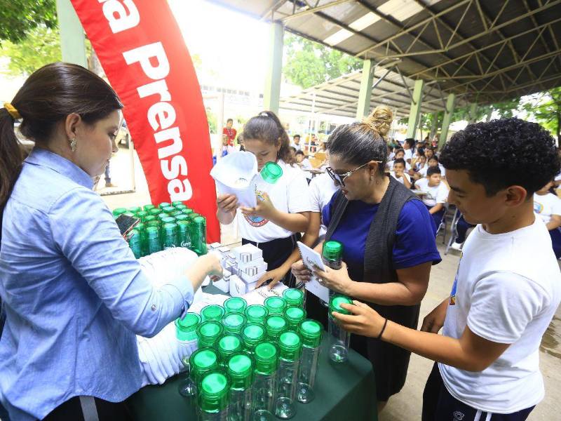 La Universidad Tecnológica de Honduras (UTH) llevó premios como gorras, parlates portátiles y audífonos inalámbricos para los estudiantes.