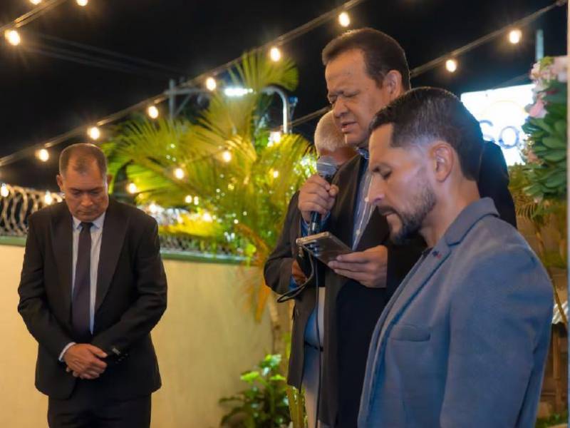 Omar Elvir emprende nueva faceta: inaugura negocio y figuras lo acompañaron