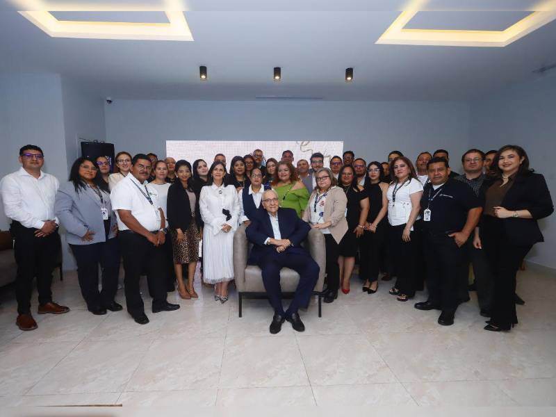 El equipo de colaboradores de Funerales del Recuerdo posa en la gráfica junto al socio fundador, el ingeniero Marco Raudales.