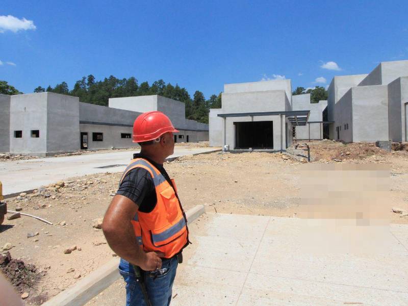 La construcción hospitalaria fue dividida en 33 contratos, dentro de un esquema más amplio de 47 adjudicaciones. En lugar de una obra unificada, la SIT optó por dividir cada componente del proyecto en múltiples contratos independientes.