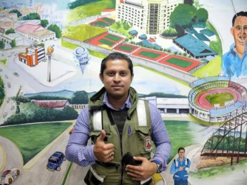 El exfuncionario municipal, Deither Quiroz, se siente agradecido con la nueva oportunidad y dice que buscará la excelencia. Esta fotografía fue tomada en su oficina en la UTTU hace unos años.