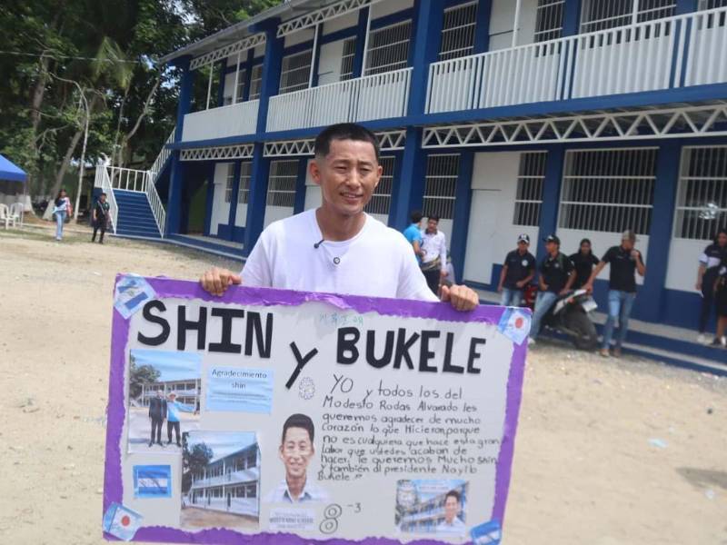 La comunidad de Ilanga, en Trujillo, Colón, vivió este viernes una jornada especial con la llegada del filántropo japonés Shin Fujiyama, quien inauguró un nuevo módulo educativo en el Instituto Oficial Polivalente Modesto Rodas Alvarado (IMRA).