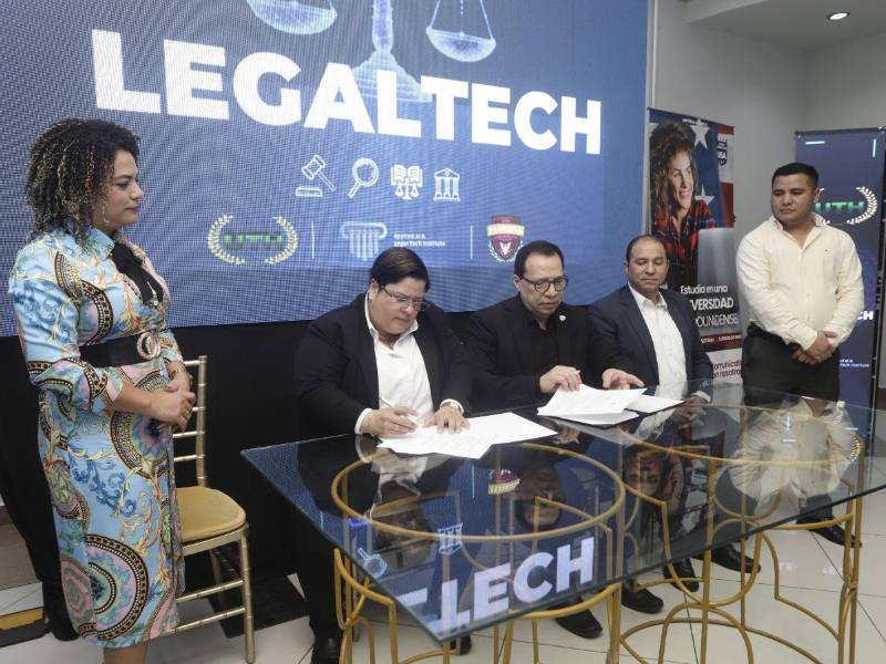 Autoridades académicas, representantes del Colegio de Abogados y testigos de honor, durante la firma de la carta de entendimiento para impulsar el LegalTech en Honduras.