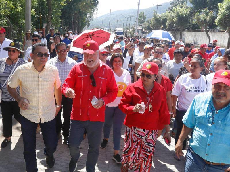 El alcalde Roberto Contreras junto a los regidores José Antonio Rivera y Eriselda Leonardo durante la caminata.