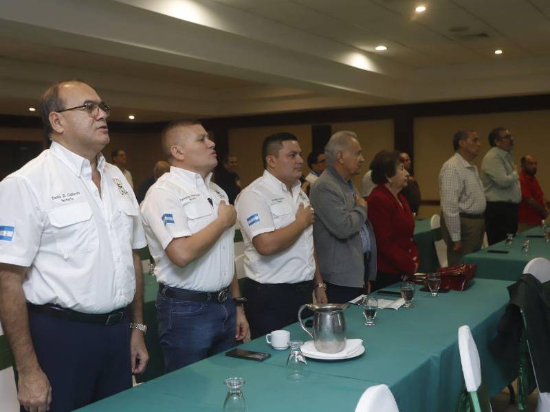 Notarios de Cortés entonan el himno nacional durante la asamblea anual.
