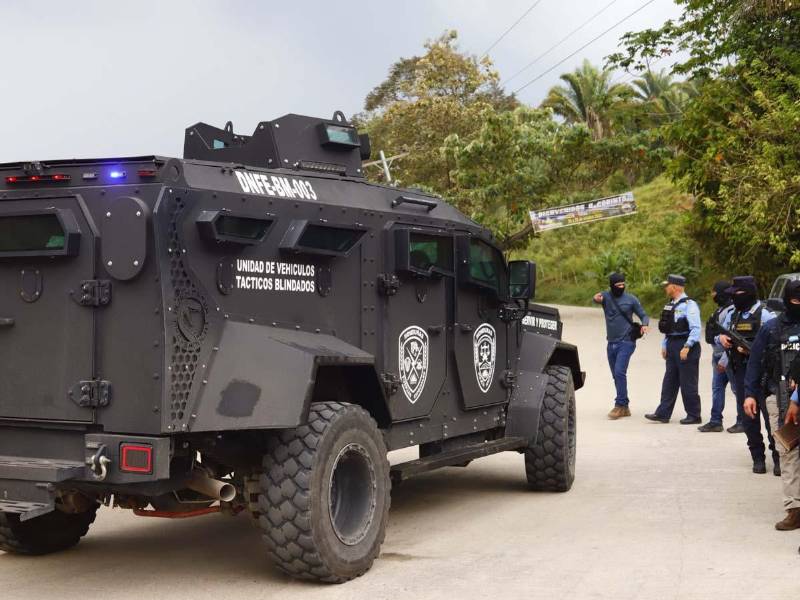 Agentes de la Policía Nacional reforzaron los operativos en Corinto, Omoa, tras el asesinato de cinco miembros de la Dipampco durante un operativo en la zona fronteriza.
