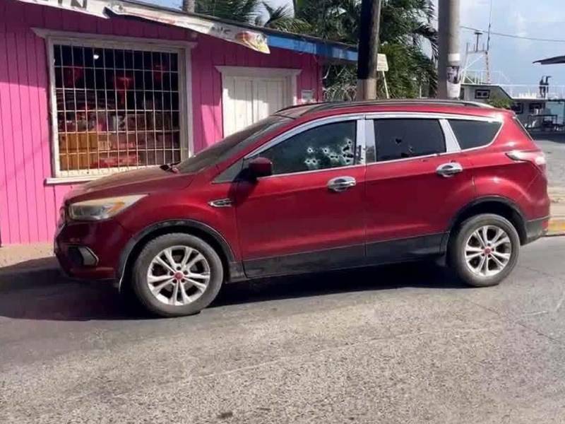 Camioneta en la que se conducía Mario Saúl Martínez Medina al momento de ser tiroteo.