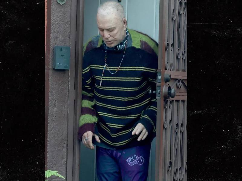 TMZ publicó hace unos días fotos de Mickey Rourke en la puerta del edificio donde vive. Las imágenes sorprendieron a los medios y a sus fans por el aparente deterioro físico del actor.