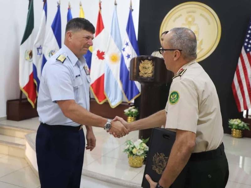 El subjefe del Estado Mayor Conjunto de las Fuerzas Armadas de Honduras, general de brigada Luis Alonso Rosales Cardoza, recibió la visita oficial del comandante de la Fuerza de Tarea Conjunta Interagencial Sur (JIATF South) de Estados Unidos, vicealmirante Jeffrey K. Randall.