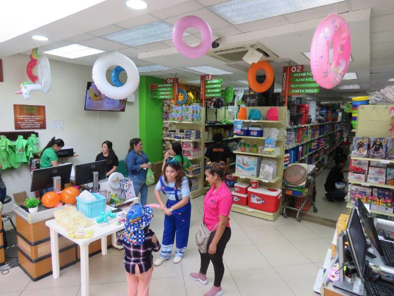 Plastikal conmemora 41 años de historia festejando con sus clientes en sus dos tiendas