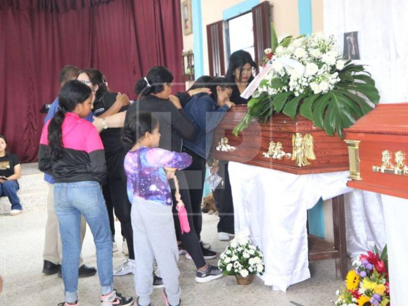 En medio del dolor que ha dejado el taccidente vial en la colonia Villa Nueva de Tegucigalpa, este martes 2 de junio son velados los cuerpos de Evelin Yasmín Irías Hernández y Denia Marisol Ramírez Ortiz, dos de las víctimas mortales de la tragedia.