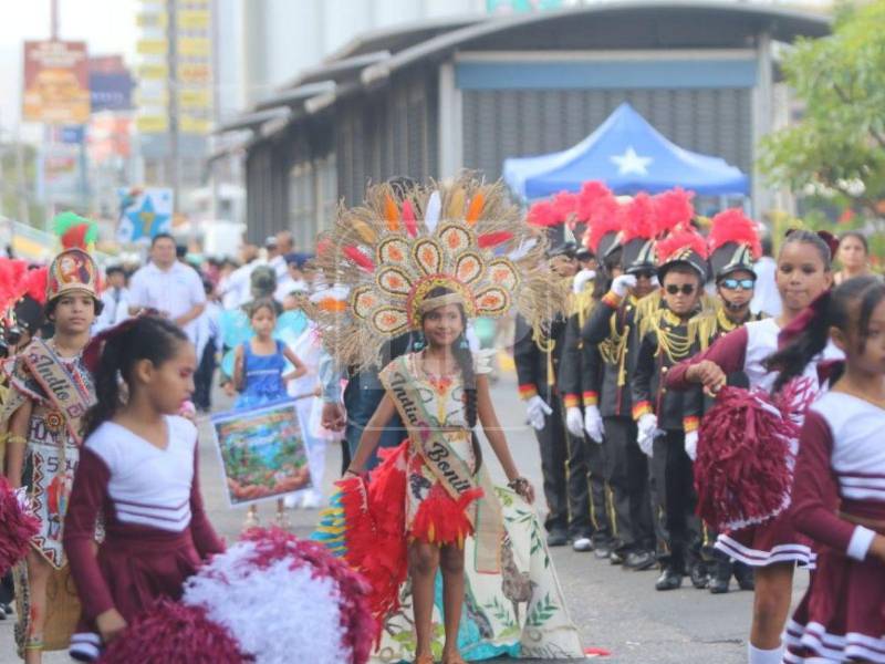 Las calles de Tegucigalpa amanecieron este domingo 13 de septiembre con un ambiente festivo. Desde temprano, decenas de niños se prepararon para desfilar y rendir homenaje a Honduras en los 205 años de independencia patria.