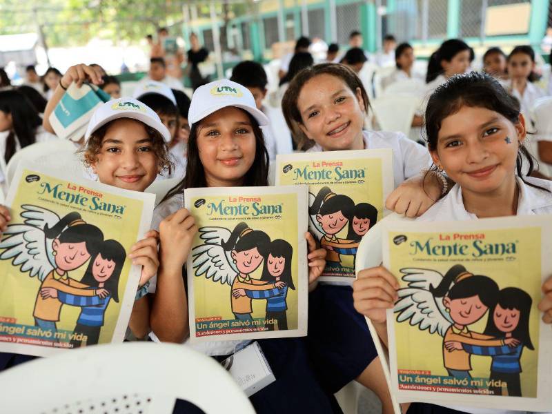 Estudiantes muestran el tercer fascículo de la segunda edición de Mente Sana.