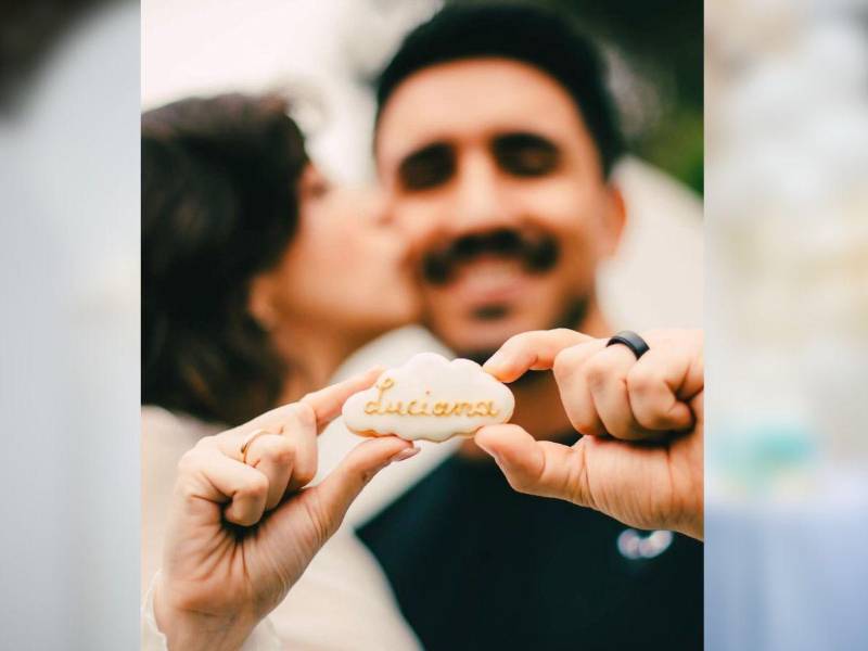 Los futuros padres con el nombre de su bebé.