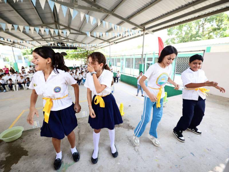 Estudiantes se divirtieron mientras aprendían sobre salud mental.