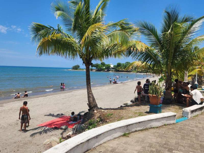 Turistas disfrutan del sol y las playas del casco urbano de La Ceiba durante la Semana Santa 2026, en medio de un ambiente lleno de vida, música y tradición