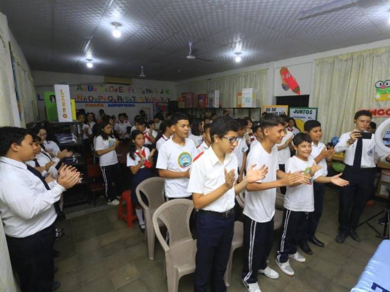 Los estudiantes ovacionaron a la periodista Magdalena Rodríguez (QDDG), quien tuvo mención especial.