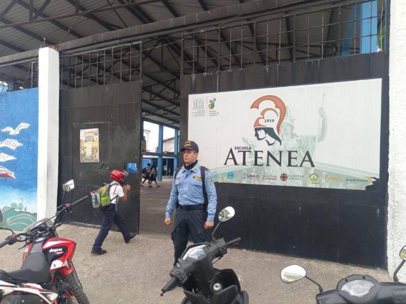 Policías en centros de estudio ubicados en distintos sectores del departamento de Atlántida.