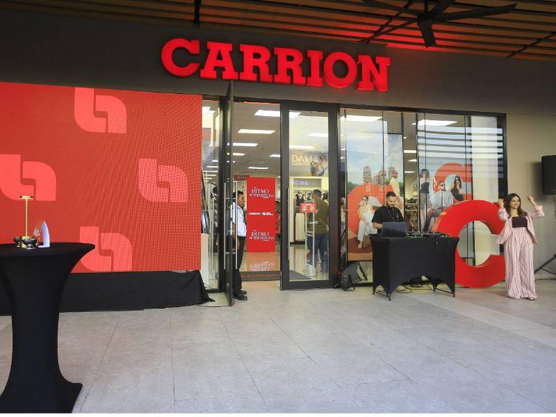 La moderna tienda reunió a invitados especiales, medios de comunicación y amantes de la moda en Town Center.