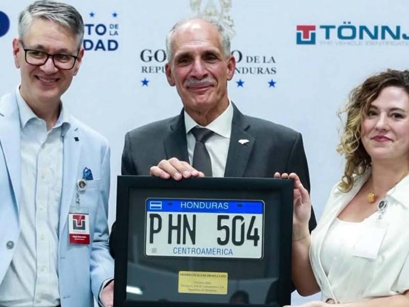 El presidente Nasry Asfura participó en el inicio de la producción nacional de placas metálicas para vehículos en Tegucigalpa.