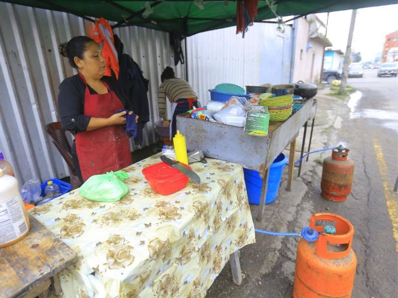 Oneyda Gómez es una de cientas emprendedoras que se dedican a la venta de comida en San Pedro Sula, algunas tendrán que trasladar el incremento del chimbo de gas a sus productos.