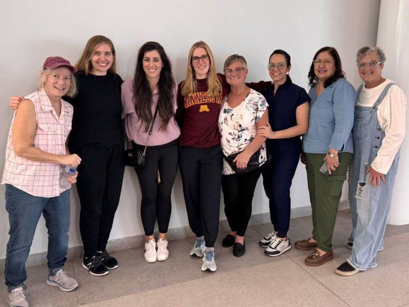 Las doctoras Alicia Cerrato y Anavel Chinchilla reciben a parte del equipo de la Universidad de Minnesota.