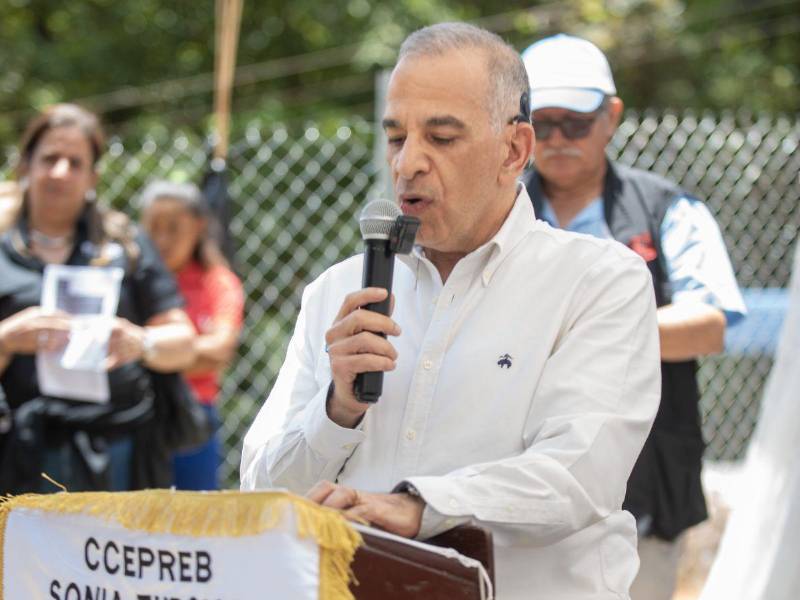 Juan Carlos Atala, presidente de Fundación Ficohsa, resaltó el compromiso de la fundación con la educación como motor de desarrollo social.