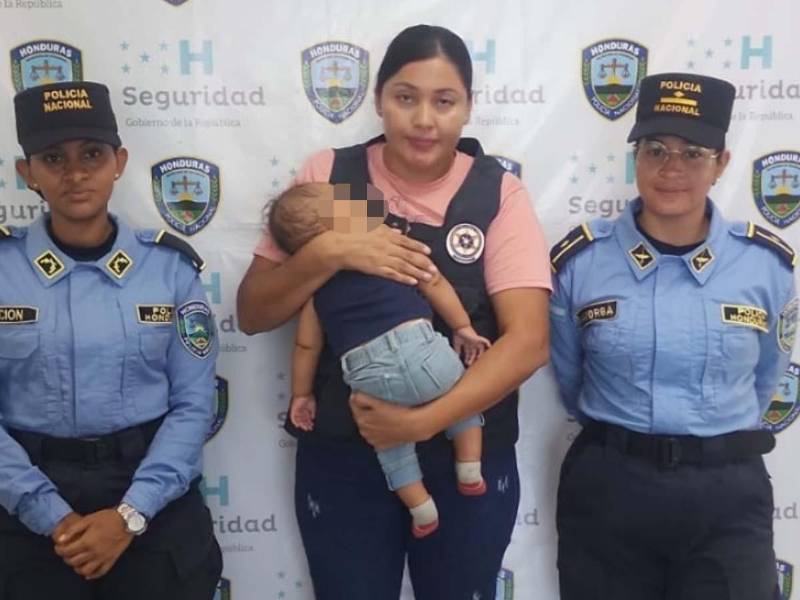 El bebé fue entregado a su madre.