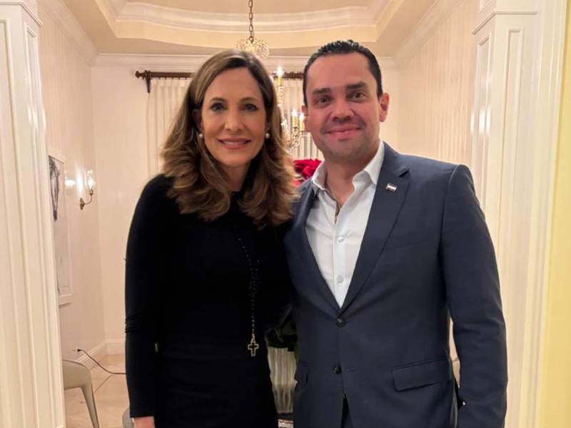 Tomás Zambrano junto a la congresista estadounidense María Elvira Salazar durante un encuentro en el que abordaron temas relacionados con la democracia y Honduras.