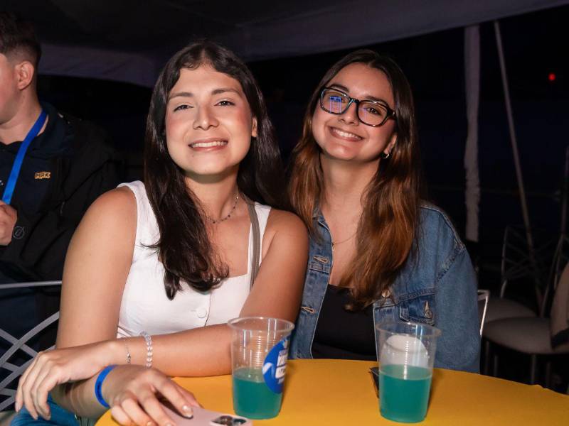 Asistentes disfrutan de un evento que combina logística, seguridad y producción de primer nivel.