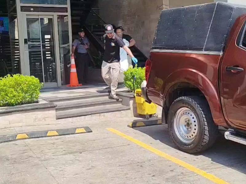Retiro del cuerpo del joven asesinado de la plaza comercial en la colonia Los Pinos, donde ocurrió el hecho violento la mañana de este viernes.