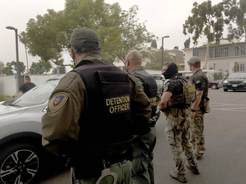Agentes de la Unidad Táctica de la Patrulla Fronteriza (Bortac) y otros agentes de detención se preparan para salir a un operativo en California.