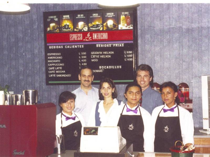 El 22 de noviembre de 1994 en la apertura del primer Espresso Americano en el centro de Tegucigalpa.