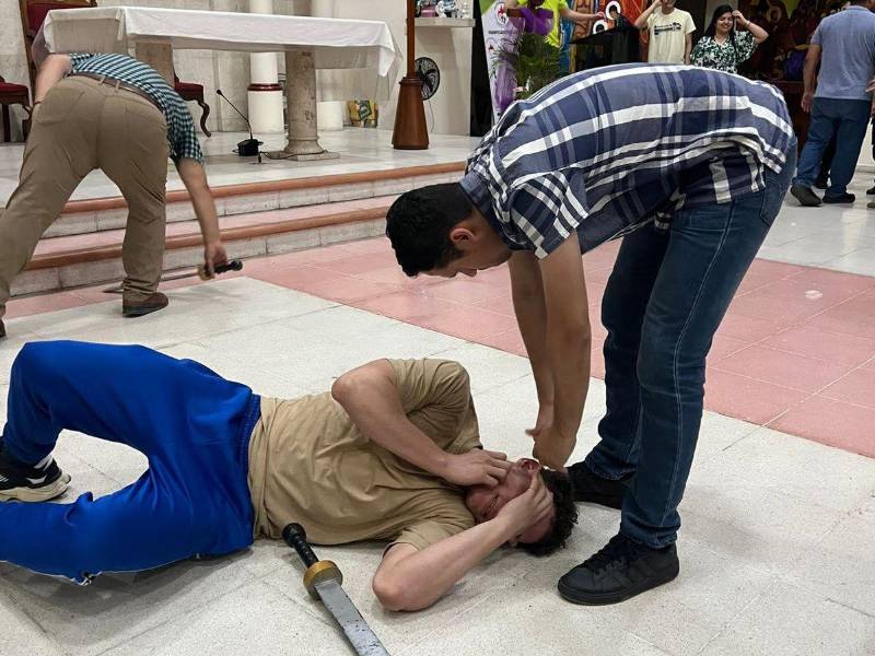 Los jóvenes comenzaron a ensayar desde el mes de febrero. Cumplen 20 años haciendo la representación viviente de la pasión y muerte de Jesús.