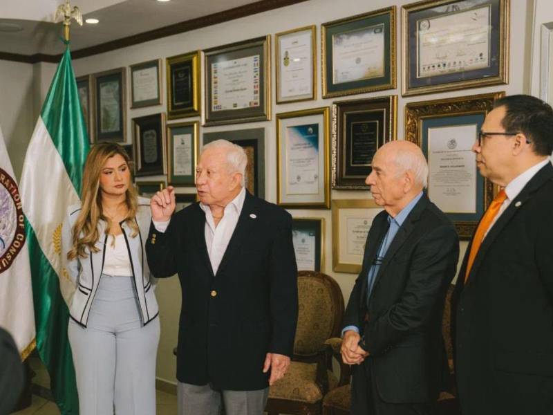 La directora corporativa de Mercadeo de UTH, Emma Mejía de Valladares y don Roger D. Valladares, autoridades de UTH y representantes consulares compartieron durante el encuentro institucional.