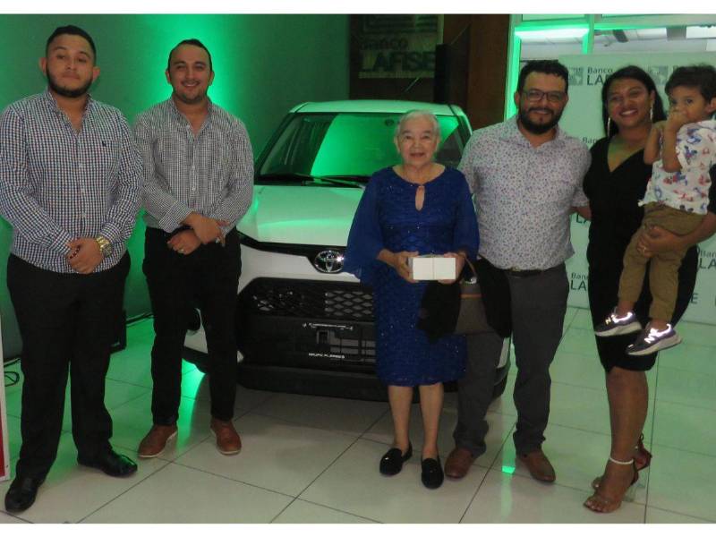 El ganador de la promoción de Banco LAFISE junto a su familia, que llegaron de Copán para ser partícipe del emotivo evento.
