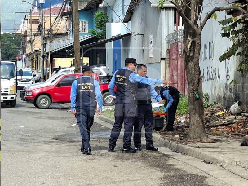 Familiares, que llegaron minutos después al lugar, identificaron de manera preliminar a la víctima como Jorge Rodríguez, supuesto vendedor de carros.