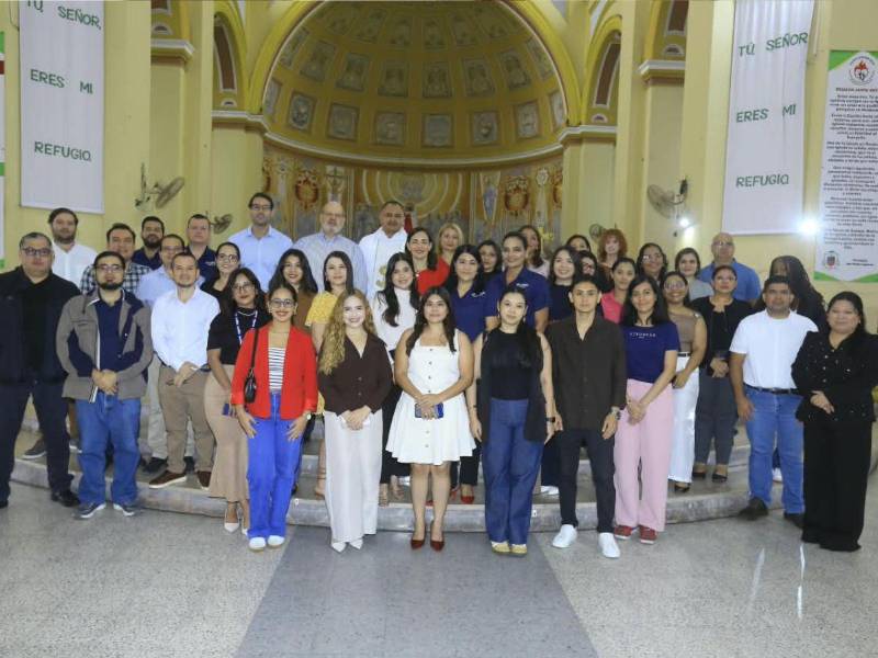 Colaboradores de Diario La Prensa en la Catedral Metropolitana de San Pedro Sula durante una misa de agredecimiento por los 62 años de aniversario.