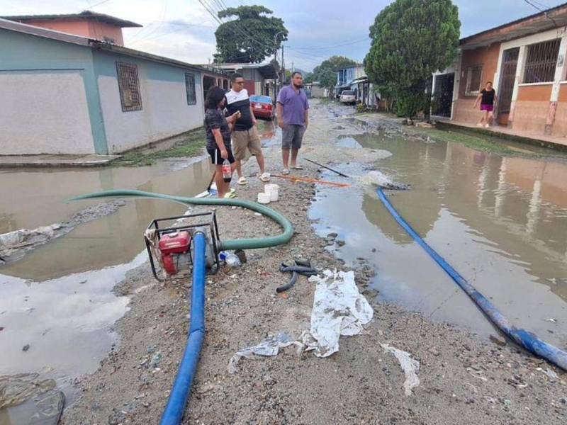 Los equipos municipales están llevando bombas achicadoras para ayudar en viviendas en los sectores afectados.