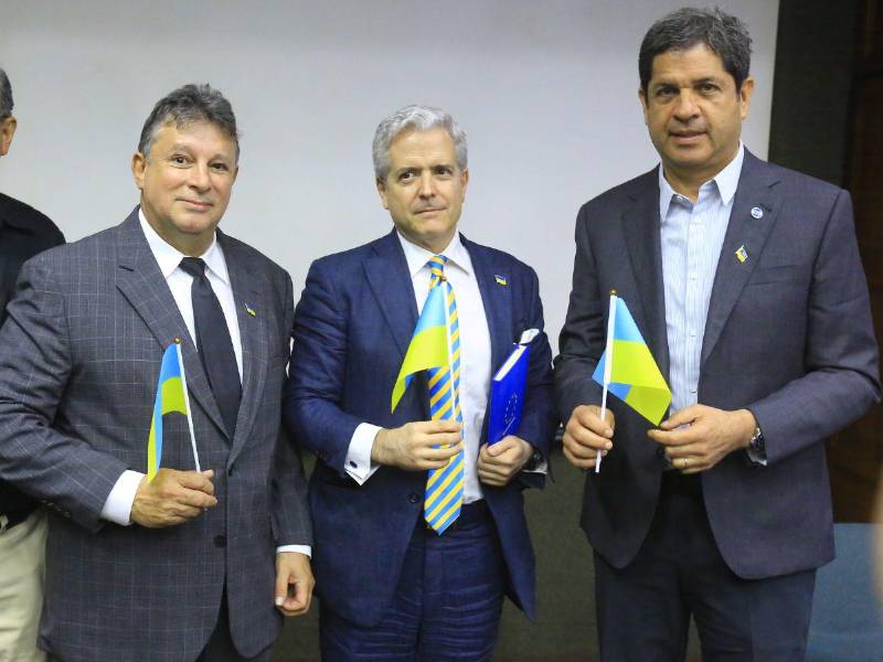 César Elvir, cónsul propuesto de Ucrania, Gonzalo Fournier, embajador de Unión Europea en Honduras y Martín Chicas, cónsul honorario de Corea del Sur.