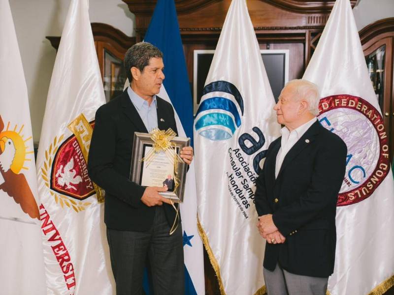 Don Roger D. Valladares recibió el reconocimiento otorgado por representantes de ACCS y FICAC de manos de Hon. Sr. José Martín Chicas, presidente de la ACCS y cónsul general honorario de la República de Corea.