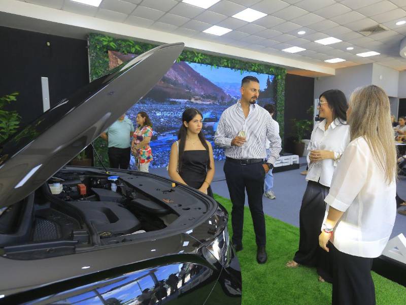 El modelo RD6 PHEV integra sistemas avanzados de asistencia a la conducción para una experiencia más segura y eficiente.