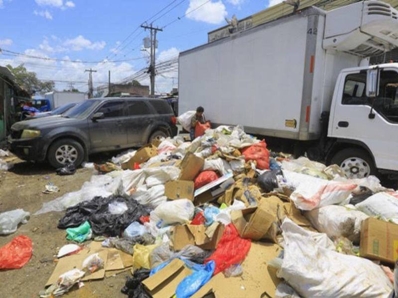 La zona de los mercados que recientemente limpiaron ya está sucia nuevamente por lo que el llamado es a cooperar a mantener la ciudad limpia.