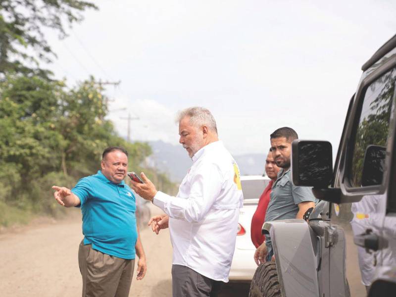 Roberto Contreras supervisa las obras en la 33 calle.