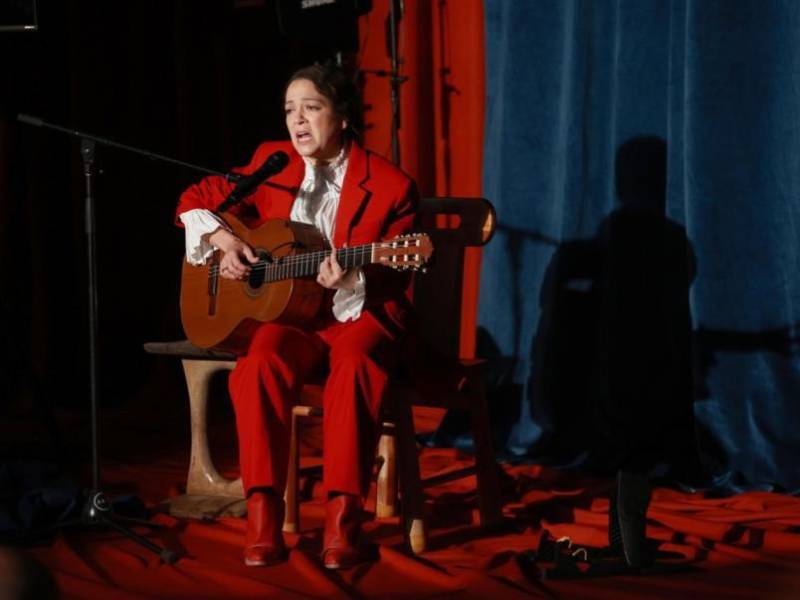 La cantante mexicana Natalia Lafourcade, interpreta una canción durante la presentación de su nuevo disco este martes, en la Ciudad de México.