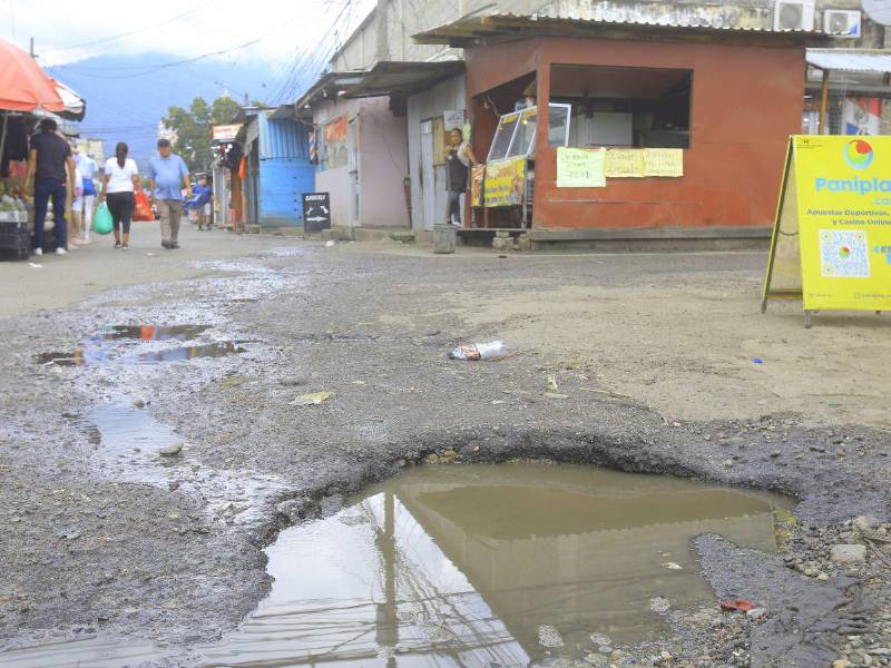 En pleno centro de la ciudad el pavimento está dañado y existen fondos para mantenimiento vial.